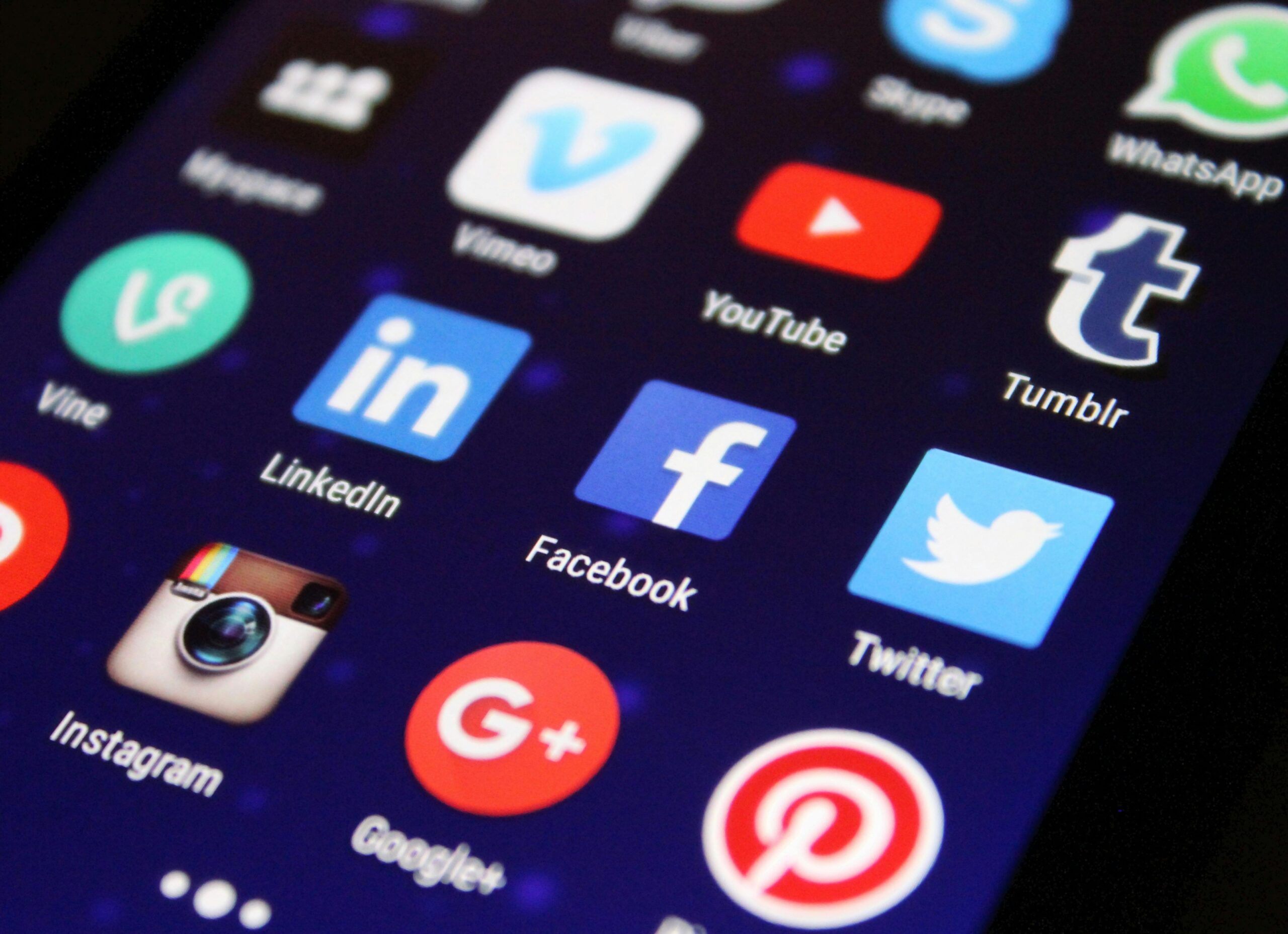 Epidemi Kesepian: Ketika Dunia Digital Membuat Kita Semakin Merasa Sendiri